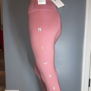 Nike One Mid Rise 7/8 Tight Fit Leggings